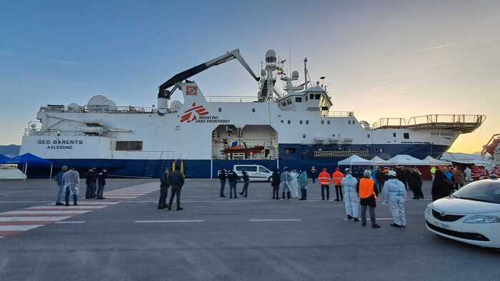 Nave Geo Barents in porto Marina di Carrara con 249 migranti