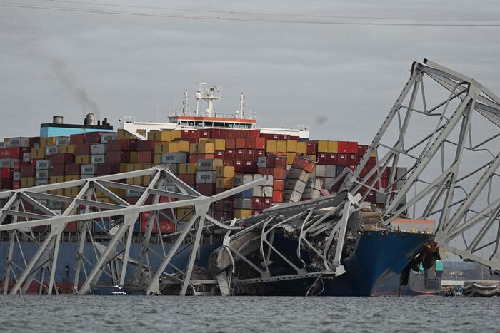 EUA: O navio bateu em um pilar e a ponte de Baltimore desabou.  Seis desaparecidos – América do Norte
