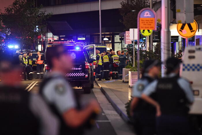 Austrália, ataque a um centro comercial em Sydney: 6 vítimas.  A polícia matou o agressor.  “Não é terrorismo” – Al-Akhbar