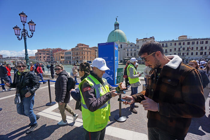 The debut of the ticket in Venice amid consensus and protests – News