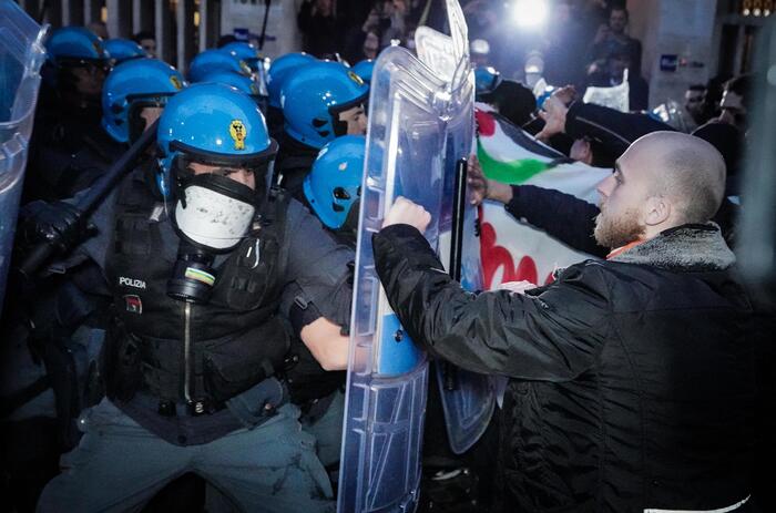 G7: clashes at the antagonists’ march in Turin, demonstrators repelled with water cannons – News
