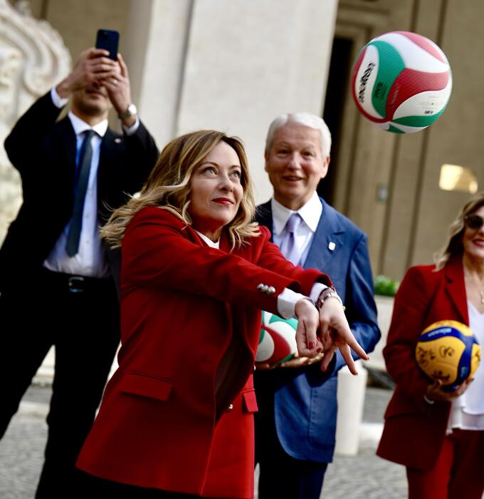Prime Minister Meloni plays with volleyball players at Palazzo Chigi – News