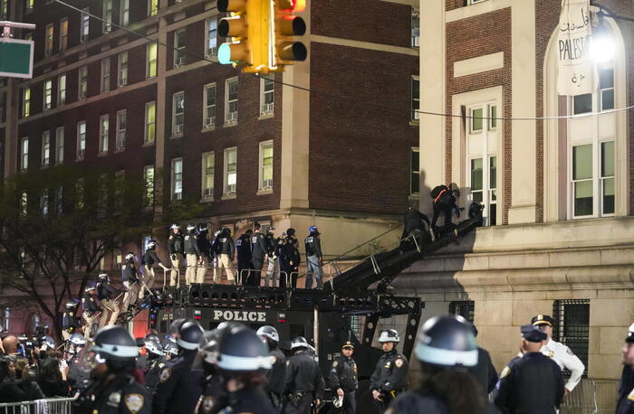 Police raid Columbia campus, dozens arrested – North America