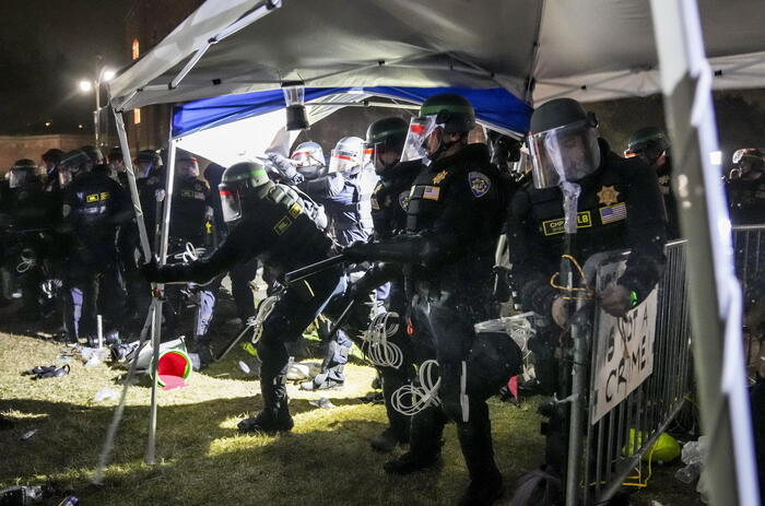 La policía allanó la Universidad de California.  Biden: No más protestas violentas – Noticias
