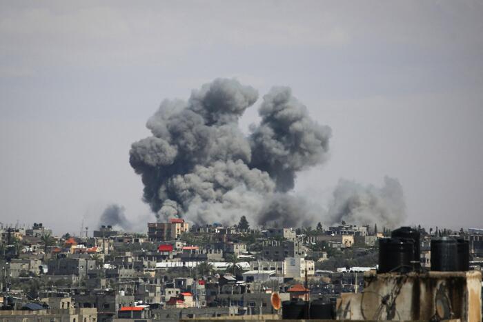 Israel bombardea Rafah y toma el control del cruce: al menos 15 muertos – Noticias