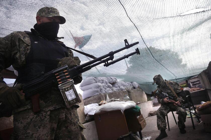 Pro-Russian militants guard a checkpoint in Semyonovka village, outside Slaviansk, Ukraine, 24 May 2014. © ANSA/EPA