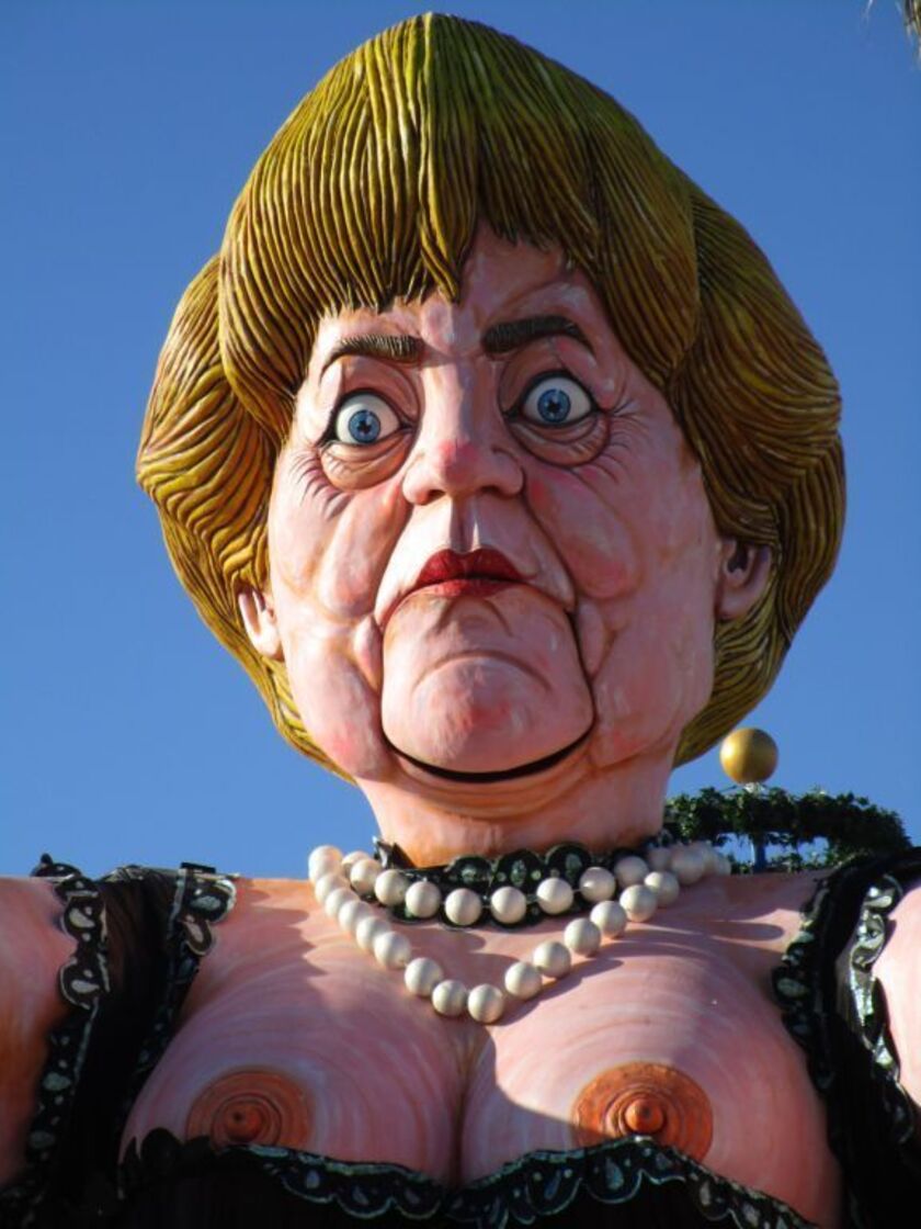 Carnevale Viareggio:sfila foto Mattarella,Merkel a seno nudo - ALL RIGHTS RESERVED