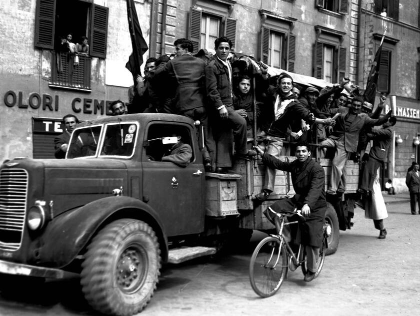 Nella foto del 1949 i partigiani in una strada di Roma/ANSA