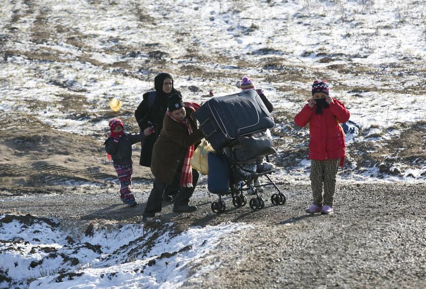 Migranti camminano dalla Macedonia alla Serbia © ANSA/AP
