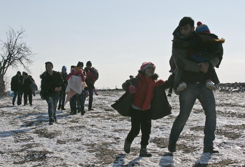 Migranti camminano dalla Macedonia alla Serbia © ANSA/AP