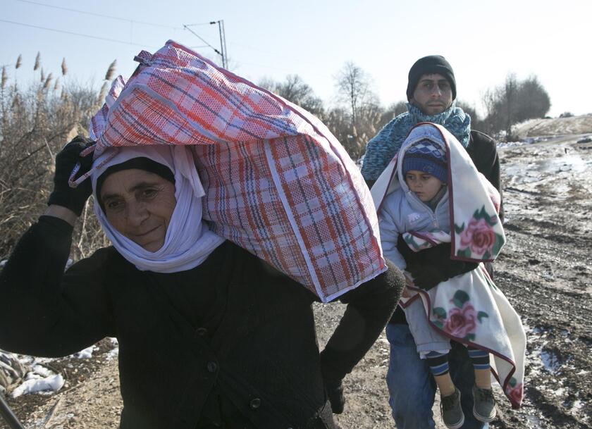 Migrants walking from Macedonia to Serbia © ANSA/AP