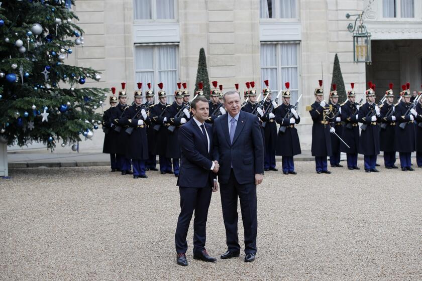 L 'incontro fra Macron e Erdogan a Parigi © ANSA/AP