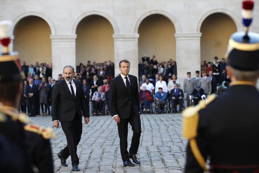 Aznavour: Macron, in Francia i poeti non muoiono mai © ANSA/AP
