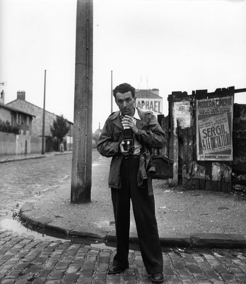 MOSTRA  'ROBERT DOISNEAU. PESCATORE D 'IMMAGINI ' A PISA - Robert Doisneau, Autoportrait, 1949 Atelier Robert Doisneau - ALL RIGHTS RESERVED