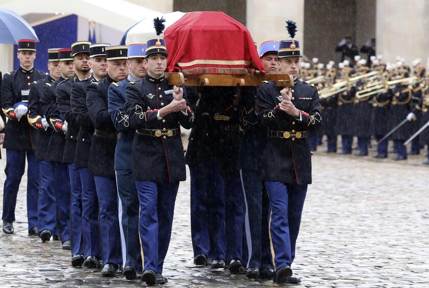 Francia: funerali gendarme-eroe, commozione agli Invalidi © ANSA/AP