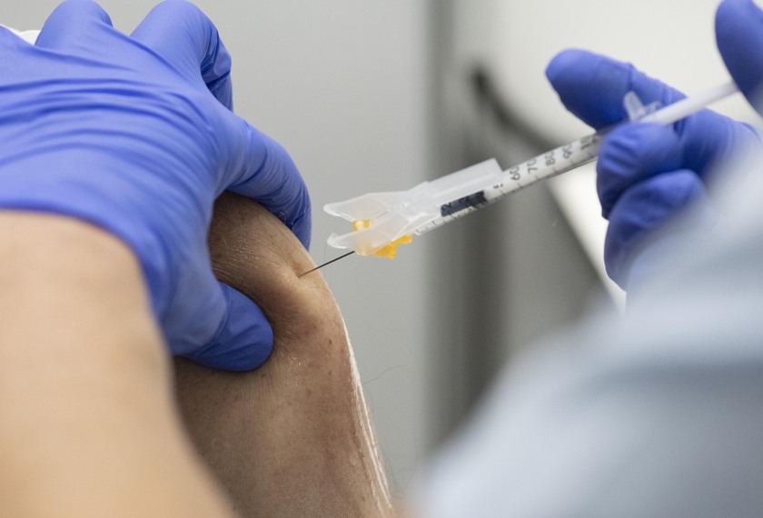 Infermiere somministra dose del vaccino Pfizer-Biontech contro il Covid-19 presso l 'ospedale Robert Bosch a Stoccarda, Germania - RIPRODUZIONE RISERVATA