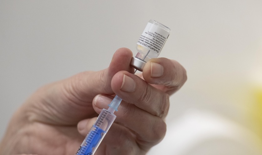 Infermiere riempie dose di vaccino Pfizer-Biontech per il Covid-19 presso l 'ospedale Robert Bosch a Stoccarda, Germania - RIPRODUZIONE RISERVATA
