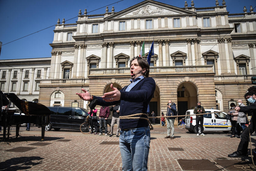 Flash mob of Teatro alla Scala workers - ALL RIGHTS RESERVED