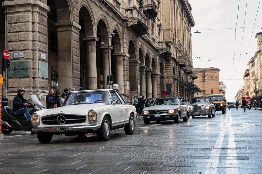 Mercedes-Benz ha inaugurato la 40ma edizione di Auto e moto d 'epoca con una parata di vetture che hanno sfilato per le strade di Bologna - RIPRODUZIONE RISERVATA