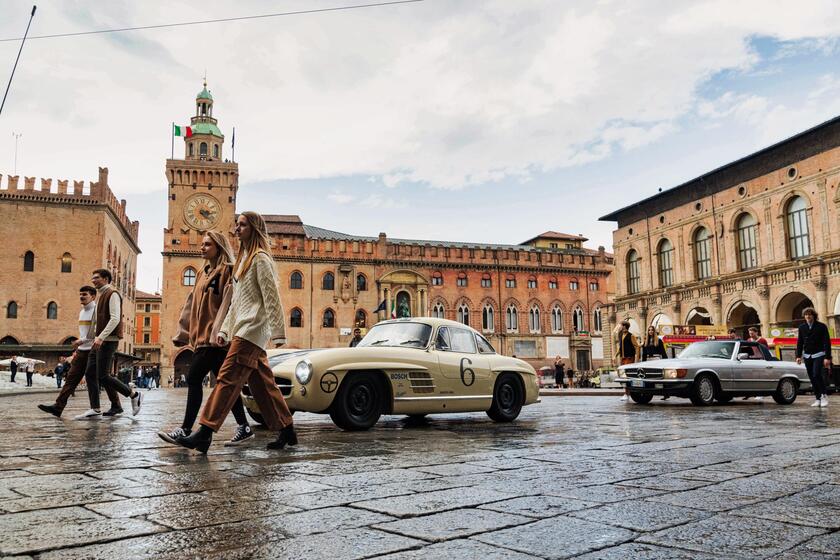 Mercedes-Benz ha inaugurato la 40ma edizione di Auto e moto d 'epoca con una parata di vetture che hanno sfilato per le strade di Bologna - RIPRODUZIONE RISERVATA