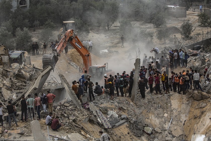 Search for survivors in Khan Younis following an Israeli strike - RIPRODUZIONE RISERVATA