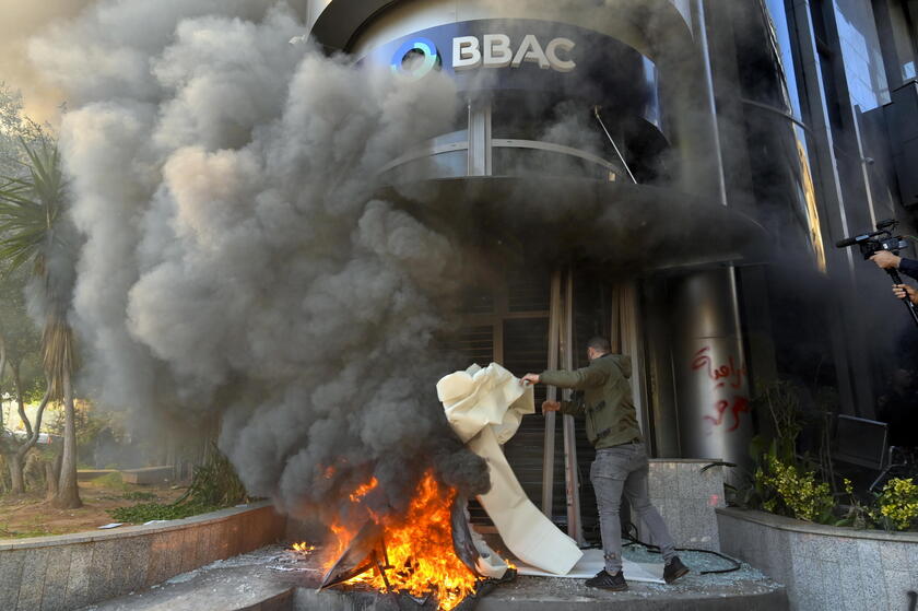 Protest by Lebanese bank depositors in Beirut © ANSA/EPA