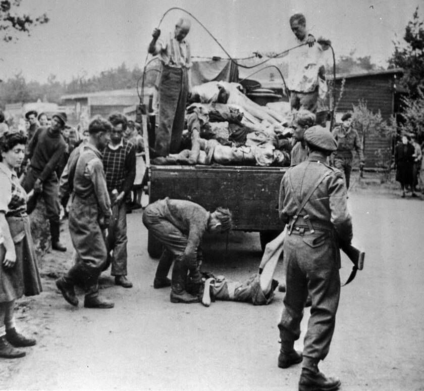 L'esercito USA trasporta i corpi dei prigionieri fuori dal campo di concentramento nazista di Belsen il 27 aprile 1945