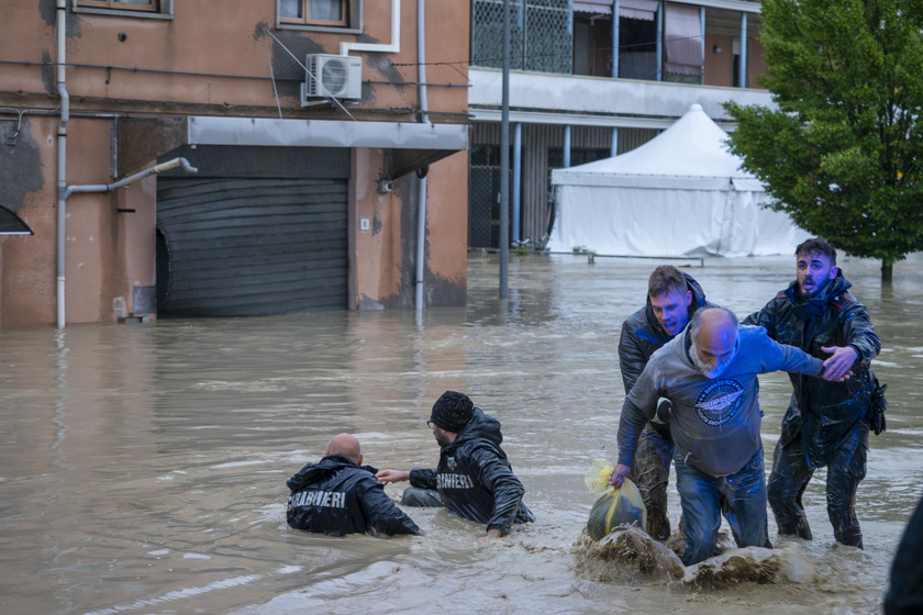 Faenza in Via Torretta, carabinieri in servizio portano in salvo 2 persona anziane dopo averle raggiunte a nuoto - RIPRODUZIONE RISERVATA