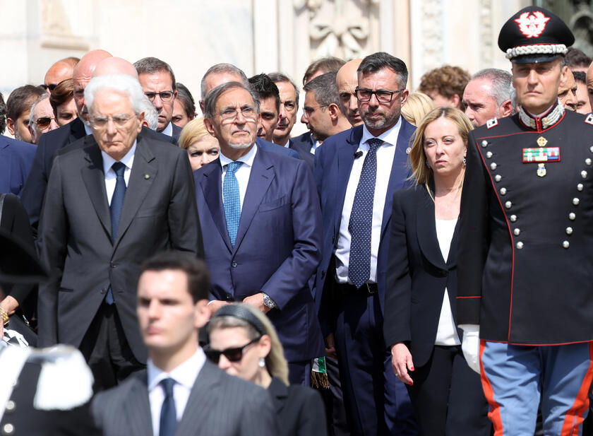 Mattarella, La Russa, e Meloni, al termine del funerale di Berlusconi - RIPRODUZIONE RISERVATA