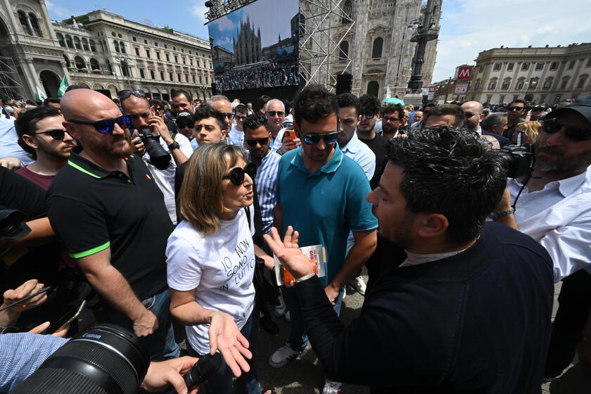 Una donna indossa una t-shirt con la scritta  'Io non sono in lutto ' in piazza Duomo - RIPRODUZIONE RISERVATA
