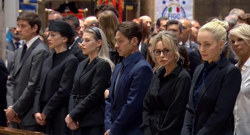 La famiglia durante i funerali di Silvio Berlusconi - RIPRODUZIONE RISERVATA
