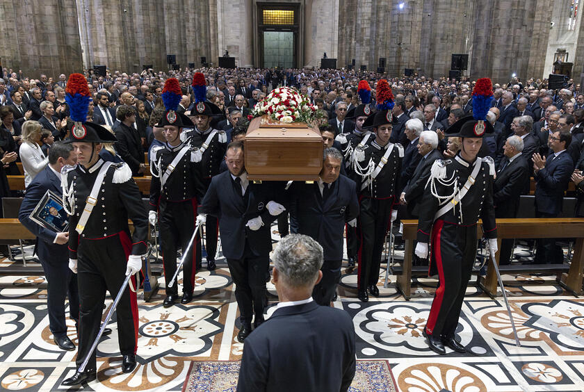 Un momento dei funerali di Stato di Silvio Berlusconi - RIPRODUZIONE RISERVATA