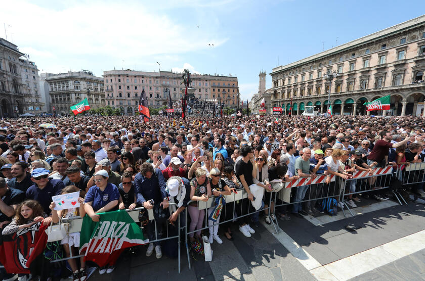 La folla in piazza del Duomo a Milano - RIPRODUZIONE RISERVATA