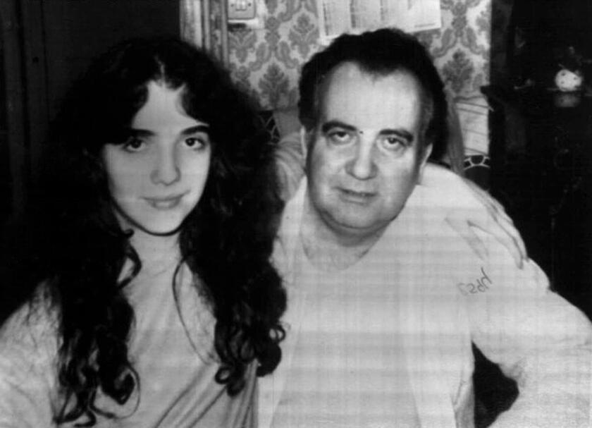 Mirella Gregori, la ragazza scomparsa il 7 maggio 1983 a Roma, insieme al papa ' in una foto dell 'album di famiglia - RIPRODUZIONE RISERVATA