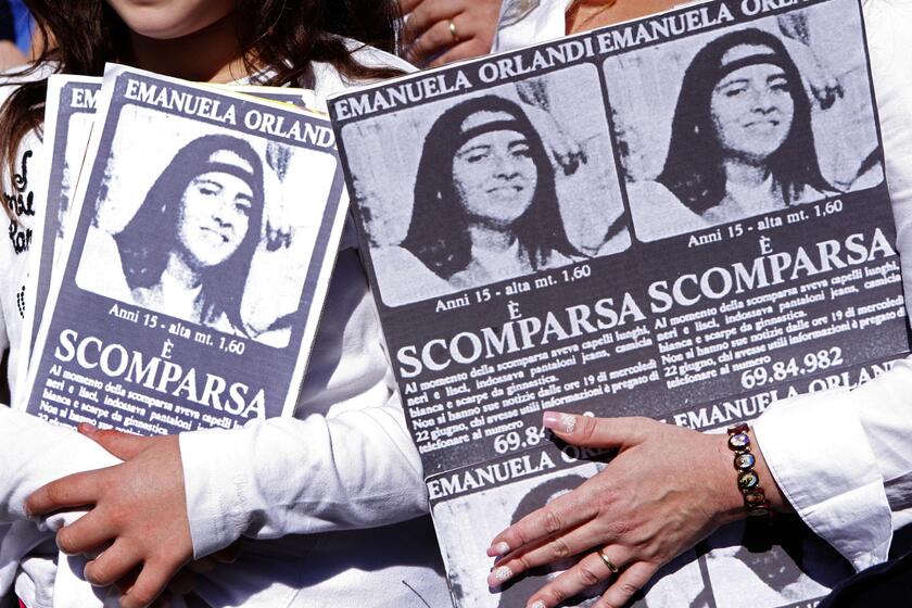 Manifesti di Emanuela Orlandi durante una manifestazione - RIPRODUZIONE RISERVATA