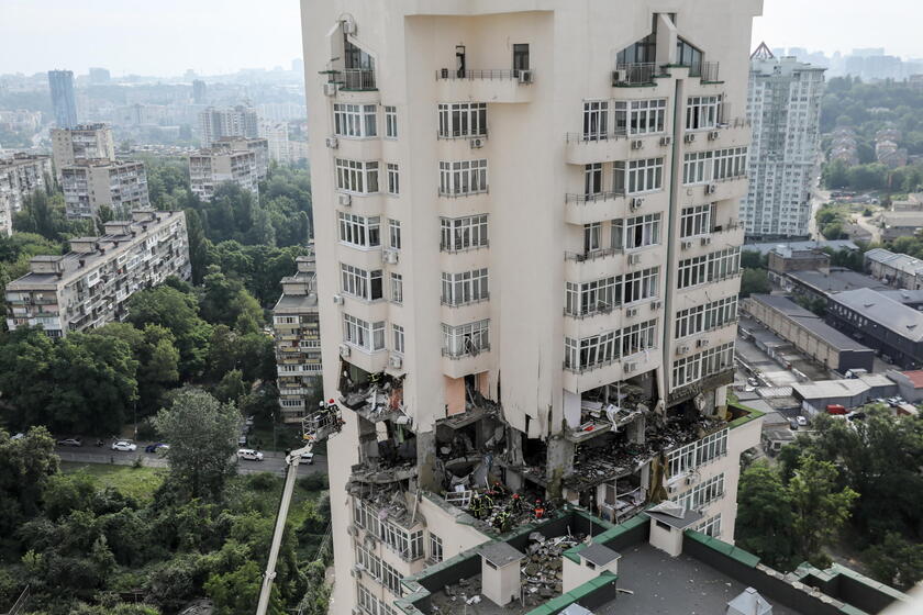 At least three killed as rocket fragments hit high-rise building in Kyiv © ANSA/EPA