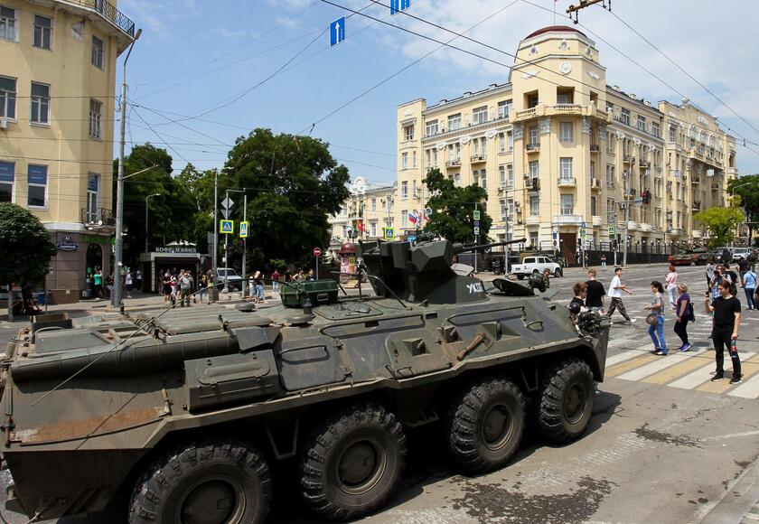 Mercenari del gruppo Wagner presidiano le strade della città di Rostov © ANSA/AFP