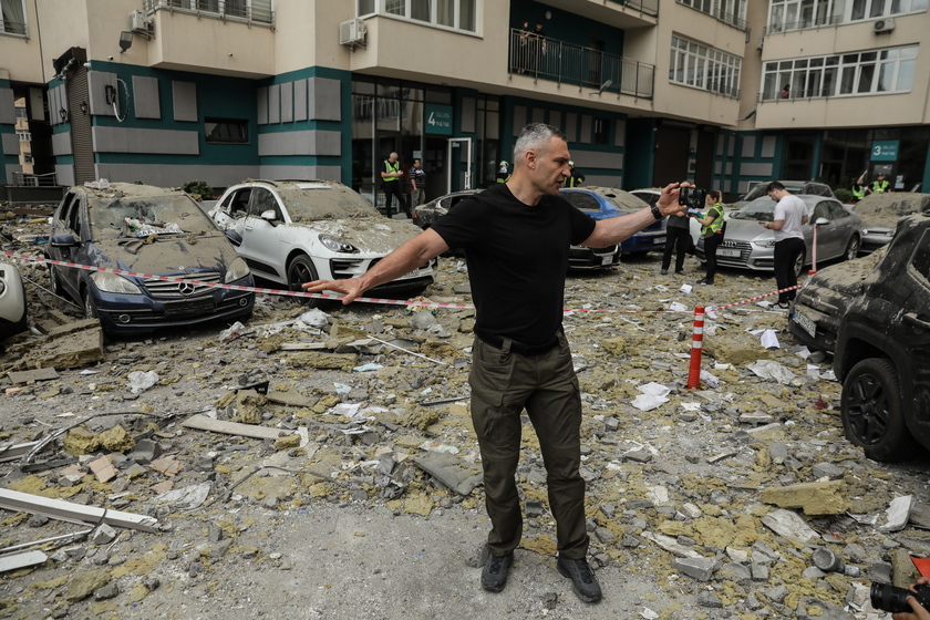 At least three killed as rocket fragments hit high-rise building in Kyiv - RIPRODUZIONE RISERVATA