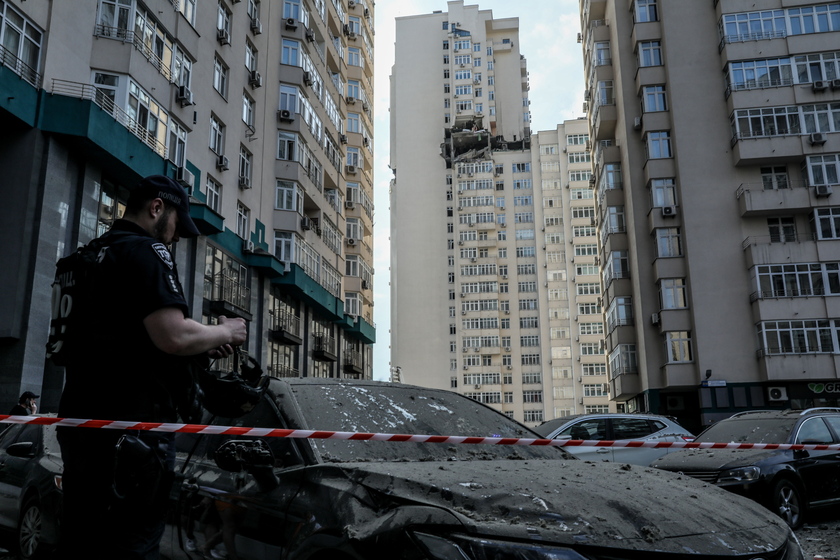 At least three killed as rocket fragments hit high-rise building in Kyiv - RIPRODUZIONE RISERVATA