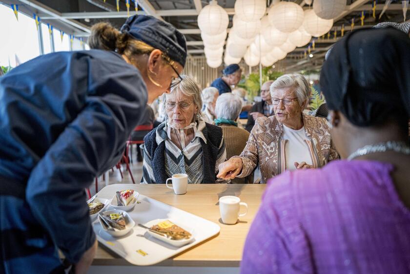 Party at IKEA for the over 80s © ANSA/EPA