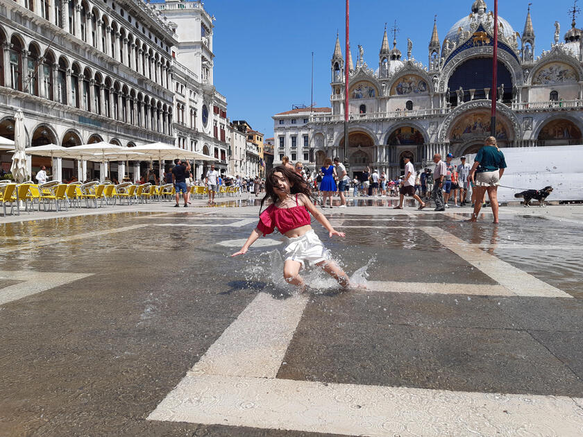 Venezia, alta marea bagna piazza San Marco - ALL RIGHTS RESERVED