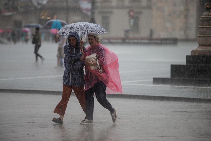 Maltempo: pioggia a Milano - RIPRODUZIONE RISERVATA