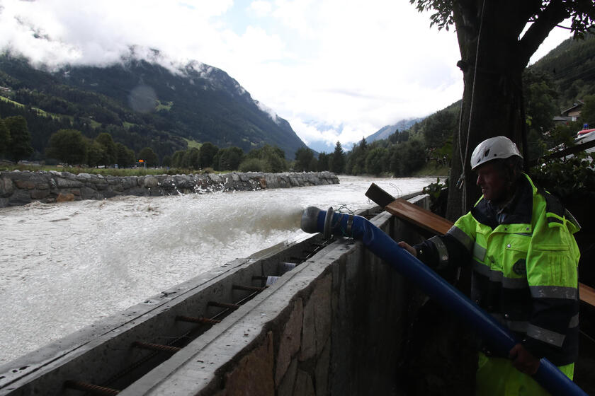 Maltempo: esonda torrente in Valtellina, strade chiuse e 10 evacuati Bormio - RIPRODUZIONE RISERVATA