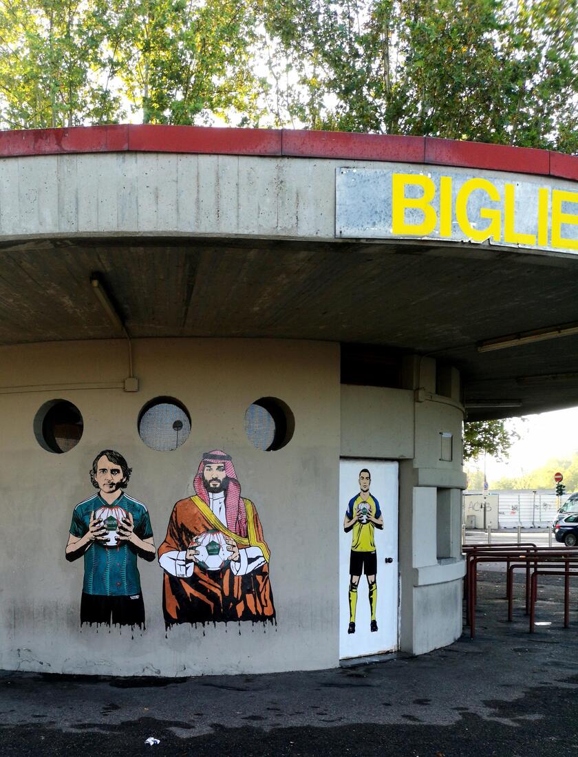 Mancini e Bin Salman con un pallone insanguinato: il murales a San Siro - RIPRODUZIONE RISERVATA
