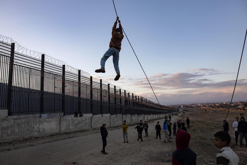 Displaced Palestinians flee to Gaza-Egypt border © ANSA/EPA