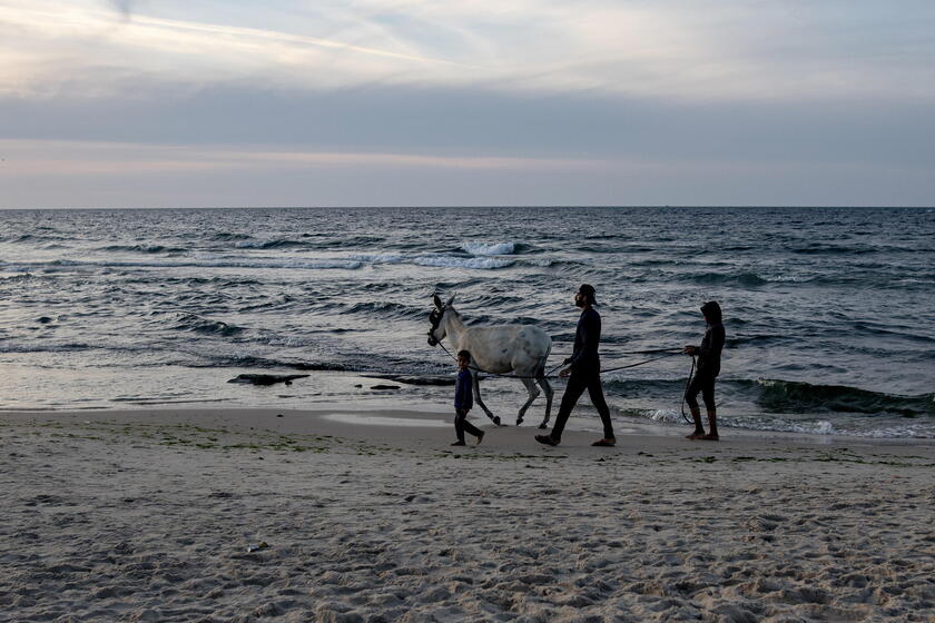 Palestinians at the beach in Rafah, southern Gaza © ANSA/EPA