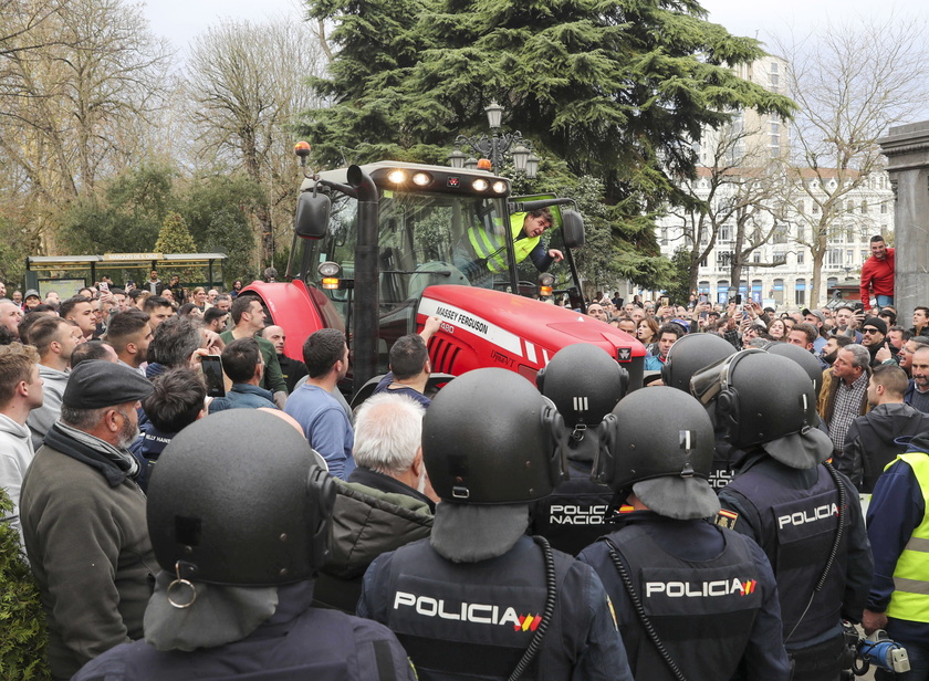 Protesta dei trattori in Spagna, cariche polizia e arresti - RIPRODUZIONE RISERVATA