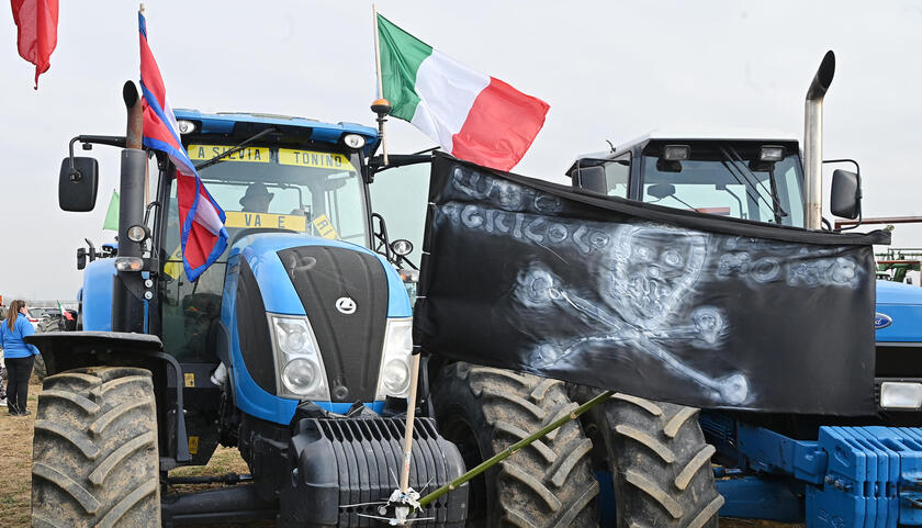 Protesta trattori a Torino - RIPRODUZIONE RISERVATA