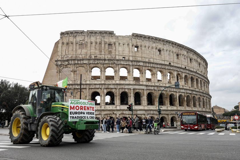 Senza agricoltori niente cibo ', trattori in centro a Roma - RIPRODUZIONE RISERVATA