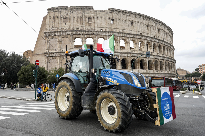Senza agricoltori niente cibo ', trattori in centro a Roma - RIPRODUZIONE RISERVATA